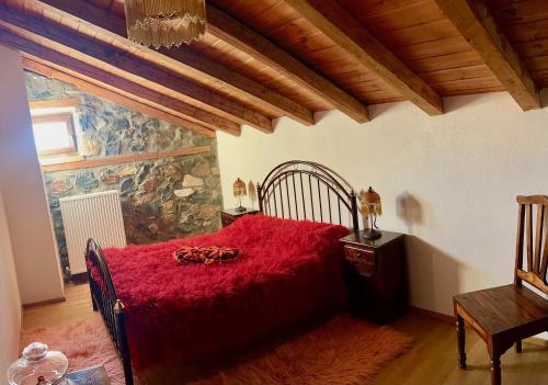 パライオス・アギオス・アタナシオスにあるFriendsの赤いベッド1台(赤い毛布付)が備わるベッドルーム1室が備わります。