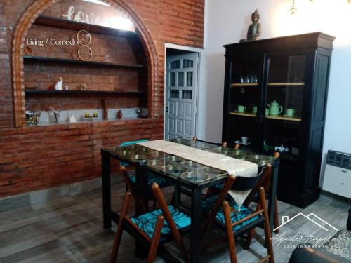 a dining room with a glass table and chairs at Casa temporaria Banda II in La Banda