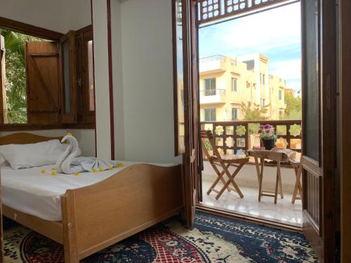 a bedroom with a bed and a view of a balcony at شقة فندقية علويه بجوار البحر in Sharm El Sheikh