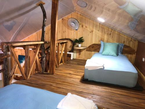 1 dormitorio con 2 camas en una cabaña en Rustic House 2, en Punta Rucia