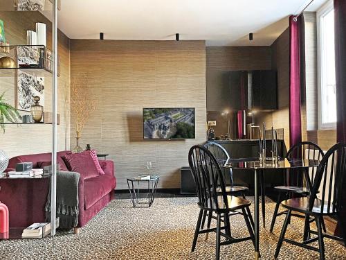 - un salon avec un canapé rouge et une table dans l'établissement Studio indépendant comme une suite d’hôtel, à Villers-Cotterêts