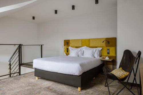 a bedroom with a bed and a desk and a chair at Hotel Saltic Resort & Spa Grzybowo in Kołobrzeg