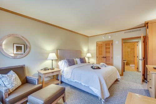 ein Schlafzimmer mit einem Bett, einer Couch und einem Spiegel in der Unterkunft Pet-Friendly Cle Elum Condo - Hike, Ski and Relax! in Cle Elum
