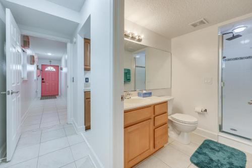 een badkamer met een wastafel en een rode deur bij Jacksonville Beach Townhome Steps to the Sand! in Jacksonville Beach