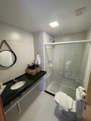 uma casa de banho com um chuveiro, um lavatório e um WC. em Flat Sol do Makia - Studio com vista para piscina em Ipojuca