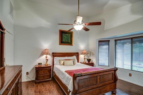 una camera con letto e ventilatore a soffitto di Resort Style Desert Oasis, Pool, Golf, Billiards & Ping Pong a Gilbert