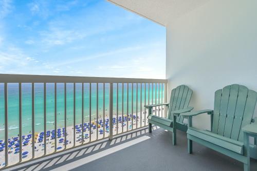 德斯坦的住宿－Pelican Beach Resort by Tufan，阳台上配有两把椅子,可俯瞰海滩