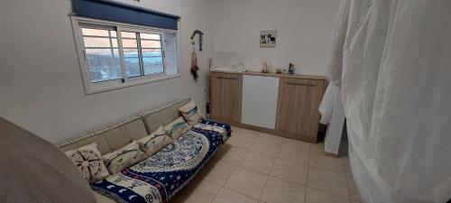 un soggiorno con divano e finestra di SEA VIEW in Silent Residence South TENERIFE a Costa Del Silencio