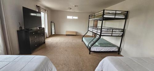 une chambre avec deux lits superposés et une chambre avec une commode dans l'établissement Horse Ranch Home 5 room 2.5 bath, à Las Vegas