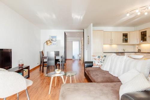 un salon avec un canapé et une table dans l'établissement Bright 2 Bed Apt in Cannes, 10 min to Palais, à Cannes