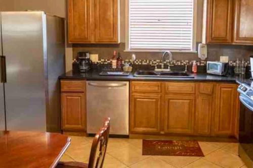 Kitchen o kitchenette sa Quiet Cozy 3bedroom home 10 minutes from Downtown