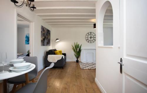 a living room with a table and chairs and a door at Apartment in the heart of Old Town Beaconsfield in Buckinghamshire