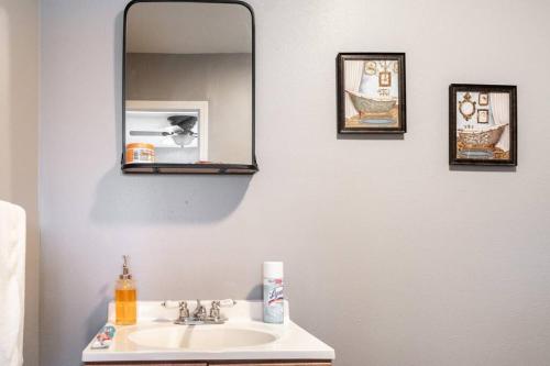 uma casa de banho com um lavatório e um espelho em Quiet Cozy 3bedroom home 10 minutes from Downtown em Nova Orleães