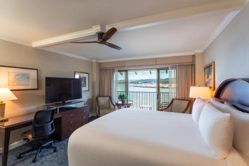 Postel nebo postele na pokoji v ubytování Monterey Plaza Hotel & Spa