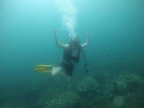 una persona si sta immergendo nell'oceano in acqua di Mi Cabañita Guest House a Playa Blanca