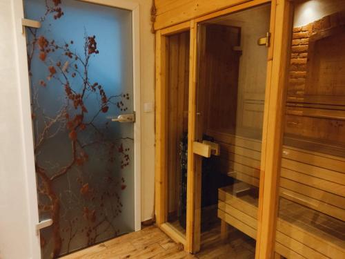 Beskidówka z sauną w cenie pobytu في أوسترون: باب زجاجي يؤدي إلى الساونا