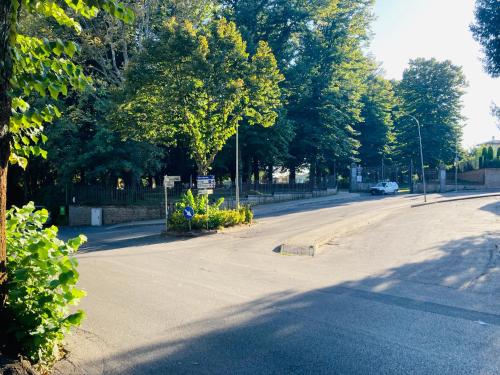 Une rue vide avec des arbres et une voiture sur la route dans l'établissement La casa di Giulio, à Ronciglione