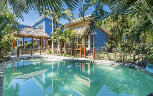 Πισίνα στο ή κοντά στο Tropical Villa in Burleigh