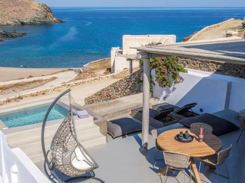 Výhled na bazén z ubytování Mykonos Residence Villas & Suites Merchia Beach nebo okolí