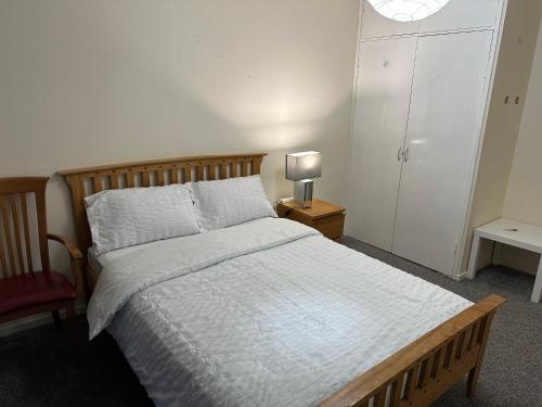 グラスゴーにあるAmazing Room in Glasgow Cityのベッドルーム1室(ベッド1台、テーブルの上にランプ付)