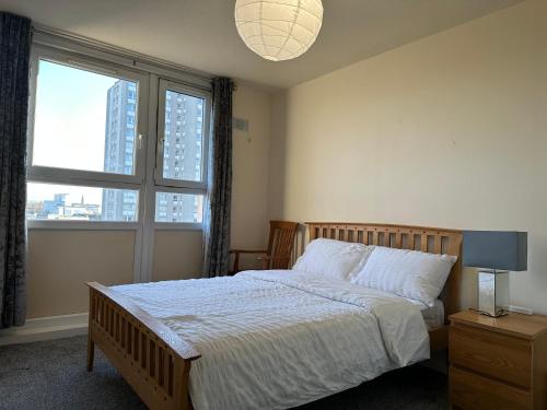 1 dormitorio con cama y ventana grande en Amazing Room in Glasgow City en Glasgow