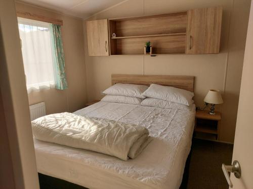 ブリーンにある2 Brightholme 6 Berth Enclosed Gardenのベッドルーム1室(白いシーツと枕のベッド1台付)