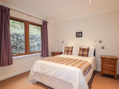 a bedroom with a bed and a window at Tigh na Creag in Sconser