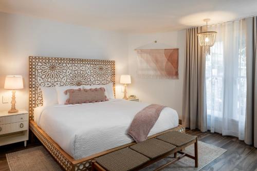 a bedroom with a large white bed and a window at Cardiff By The Sea Lodge in Encinitas