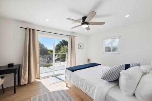 1 dormitorio con 1 cama y ventilador de techo en Coastal Living at its Finest Pacific Beach, en San Diego