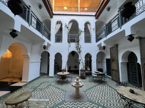 una habitación vacía con mesas y sillas en un edificio en Riad Ecila, en Marrakech