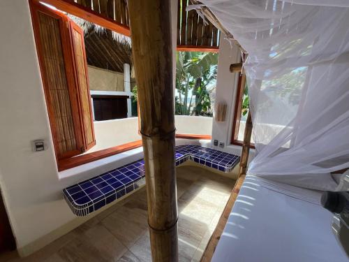 1 dormitorio con cama y ventana en Bambú Ecocabañas, en San Agustinillo