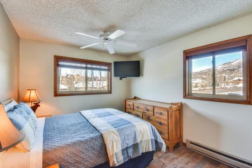 Postel nebo postele na pokoji v ubytování Central Steamboat Condo Outdoor Hot Tub and Pool!