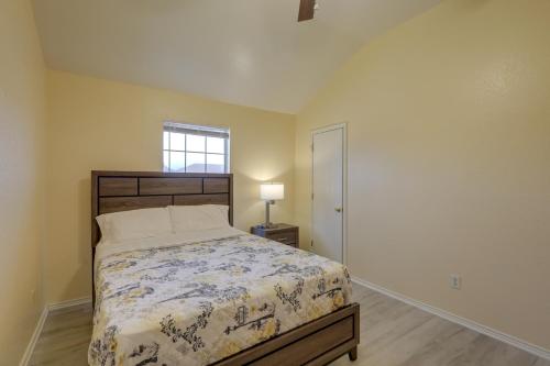 ein Schlafzimmer mit einem Bett, einer Lampe und einem Fenster in der Unterkunft Quaint Killeen Vacation Rental Near Shopping! in Killeen