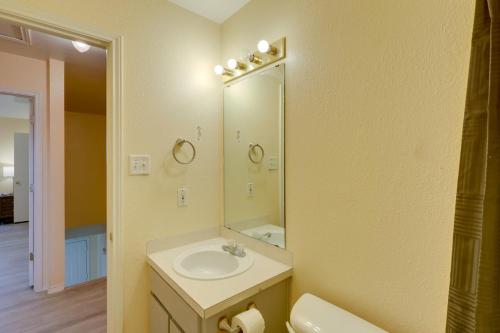 La salle de bains est pourvue d'un lavabo et d'un miroir. dans l'établissement Quaint Killeen Vacation Rental Near Shopping!, à Killeen