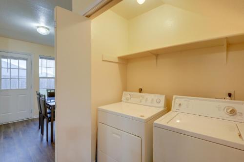 eine Waschküche mit Waschmaschine und Trockner in der Unterkunft Quiet Killeen Townhome, 5 Mi to Fort Hood Shopping in Killeen