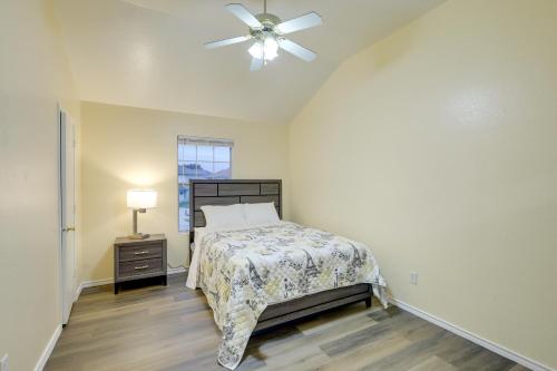 Schlafzimmer mit einem Bett und einem Deckenventilator in der Unterkunft Quiet Killeen Townhome, 5 Mi to Fort Hood Shopping in Killeen