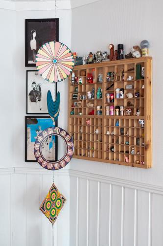 a shelf filled with lots of knick knacks at Strandgården Fjällnäs in Tänndalen