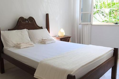 um quarto com uma cama grande e uma janela em Jardim Botânico Contemporâneo no Rio de Janeiro