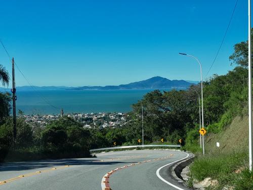 Une route sinueuse avec vue sur l'océan dans l'établissement Casa mariscal, à Bombinhas