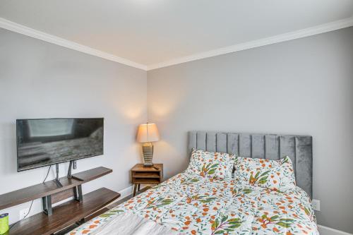 1 dormitorio con 1 cama y TV de pantalla plana en Pet-Friendly Gallatin Home with Deck, 1 Mi to Town!, en Gallatin