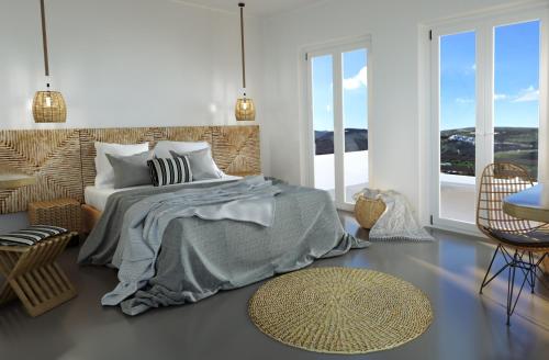 Merchia BeachにあるMykonos Residence Villas & Suites Merchia Beachのベッドルーム1室(ベッド1台、テーブル、椅子付)