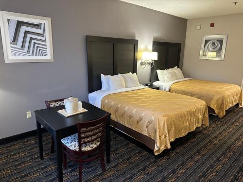 阿什蘭的住宿－Quality Inn Ashland，酒店客房,设有两张床和一张桌子及椅子