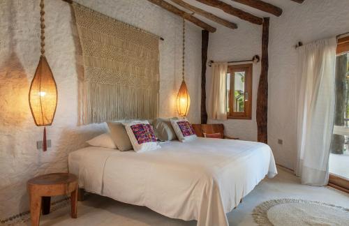 Postel nebo postele na pokoji v ubytování Mawimbi Boutique Hotel