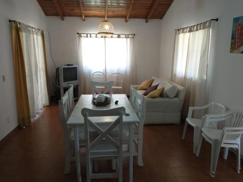 una sala de estar con una mesa y un sofá en Casa Quinta Don Chilo, en San Pedro