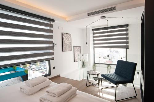 Postel nebo postele na pokoji v ubytování SIGMA Suites Hotel