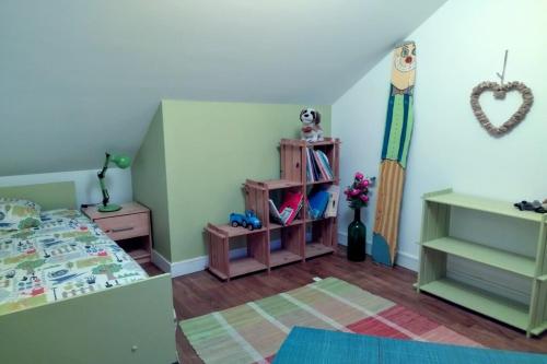 1 dormitorio con cama y estante para libros en Le gite des galopins, en Saint-Just