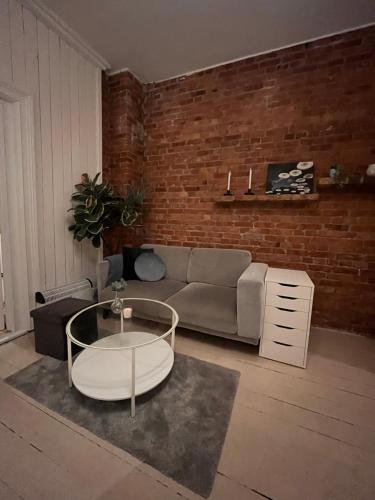 een woonkamer met een bank en een salontafel bij Rom midt i Oslo sentrum - Gå avstand til det meste in Oslo