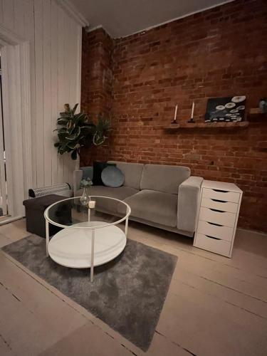 uma sala de estar com um sofá e uma mesa de centro em Rom midt i Oslo sentrum - Gå avstand til det meste em Oslo