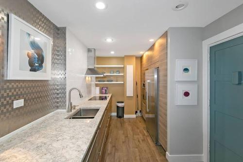uma cozinha com um lavatório e uma bancada em Hotel District Downtown Atl 1 Bedroom Condo em Atlanta