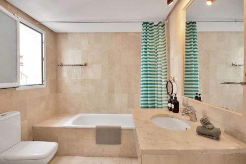 łazienka z wanną, umywalką i toaletą w obiekcie Apartamento en complejo con piscina climatizada - EL PRESIDENTE 234 w mieście Estepona
